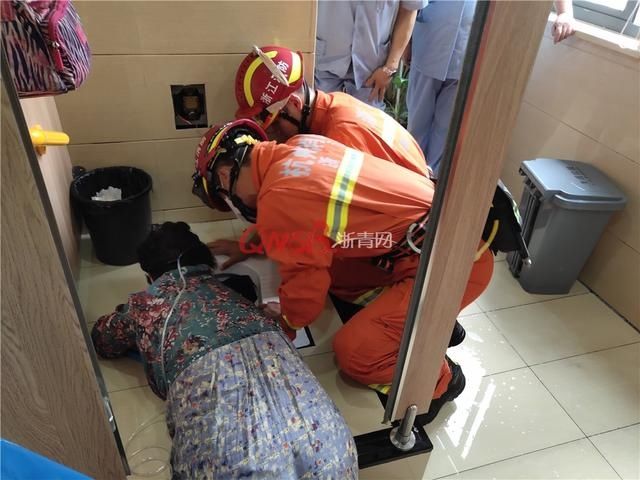 消防员|大写的“尴尬”！金项链掉入下水道，杭州阿姨伸手去掏，结果卡牢了