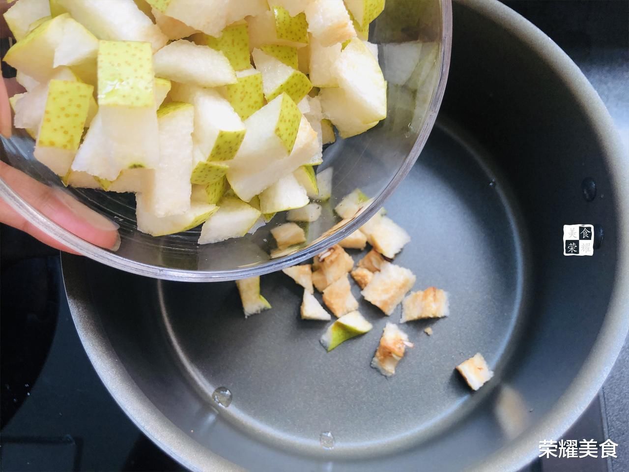  标配|秋天降秋燥，梨子是标配，加点红酒炖一下，效果会更好，不懂可惜