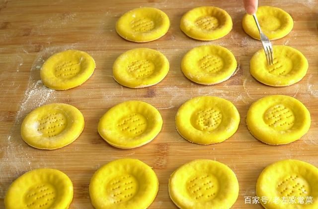 鲜香|创意南瓜饼做法：不用蒸不用烙，鲜香又拉丝，比披萨简单还好吃