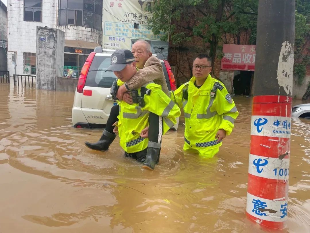 向雨而行！江西多地民辅警迎战洪水