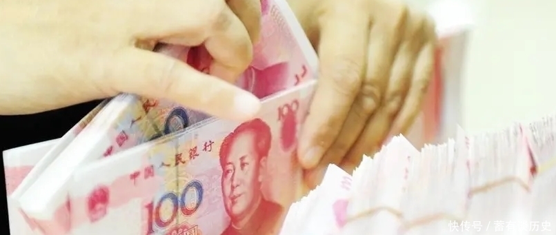  老夫妻|老夫妻到银行转账300万，工作人员立马报警，却揭开老人真实身份