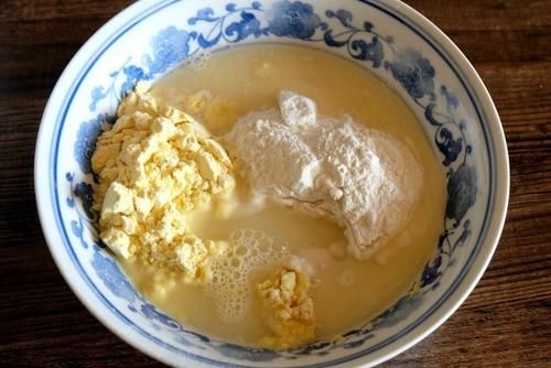  玉米面卷子|玉米面做面食不用蒸，松软细腻底部焦脆，比蒸的香，全家都爱吃