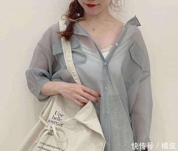早秋|为什么日本女人都喜欢穿“透视衬衫”?夏末早秋的时髦,全靠它撑