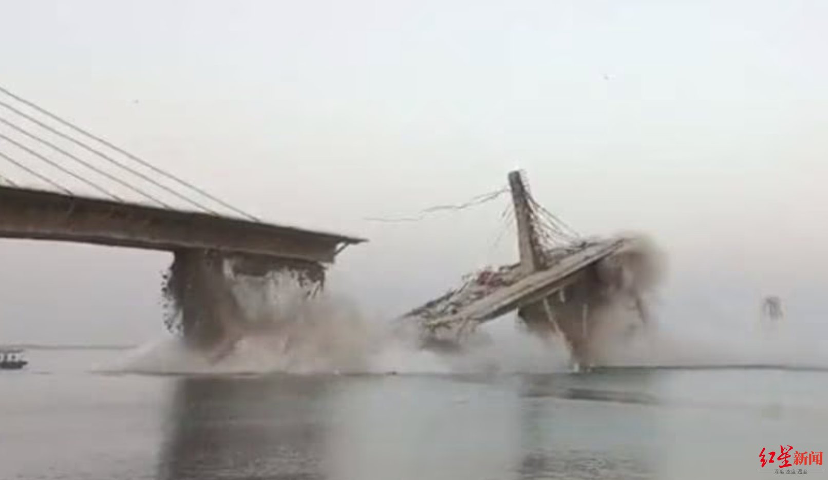 刚出惨重列车事故，印度耗资171亿卢比大桥又塌了！印执政党：这是座“贪腐的桥”