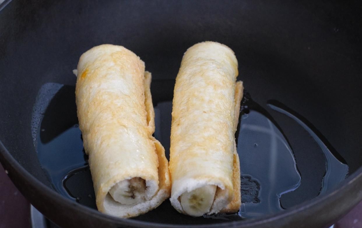 上桌|剩吐司别丢掉,做成快手营养早餐,五分钟就上桌,咬一口还爆浆!