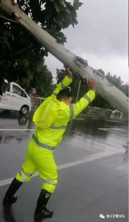 交警支队|暴雨中的“航标” 商丘“浇警”为您保驾护航