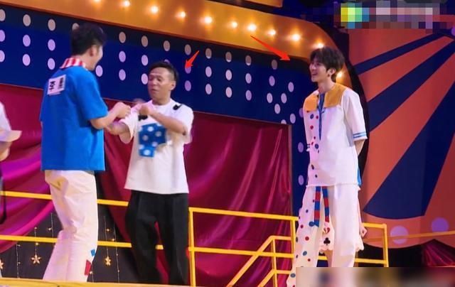  蔡徐坤|《奔跑吧》美颜有多牛？宋小宝与蔡徐坤同框，直接成了同个色系