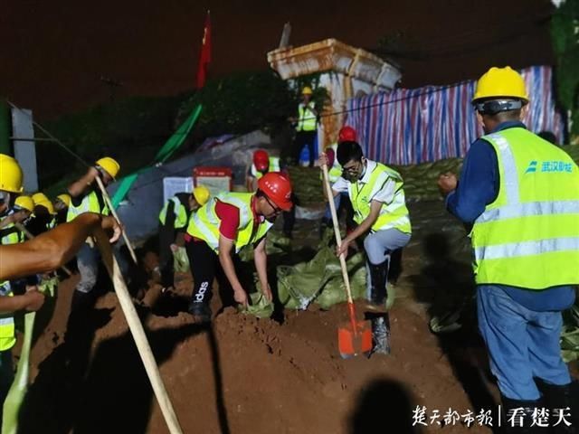  担当|他们来了！武汉市属国企担当防汛“突击队”，1.2万名抢险队员尽锐出战