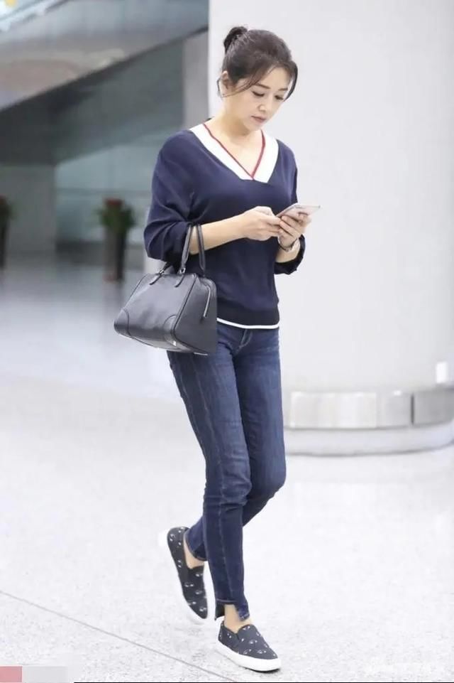  高级|江珊很有“贵妇”范，针织衫配牛仔裤看似简单，但却高级又时髦