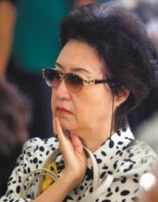  毕业|庾澄庆儿子毕业拍全家福，婆媳关系不好？网友：婆婆对谁都不满意