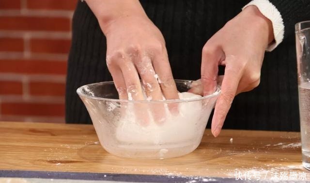 做法|糯米粉好吃不腻的做法,简单一炸,做出香甜糯米炸