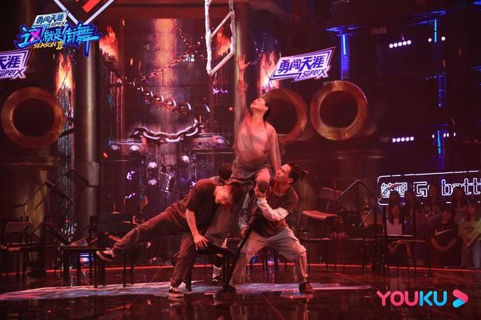  热力|《这！就是街舞》第三季火舞台热力喷发，队长领衔齐舞大秀燃炸战队之魂