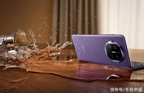 陈赫炫耀华为Mate X5典藏版：要用显眼的包包好它