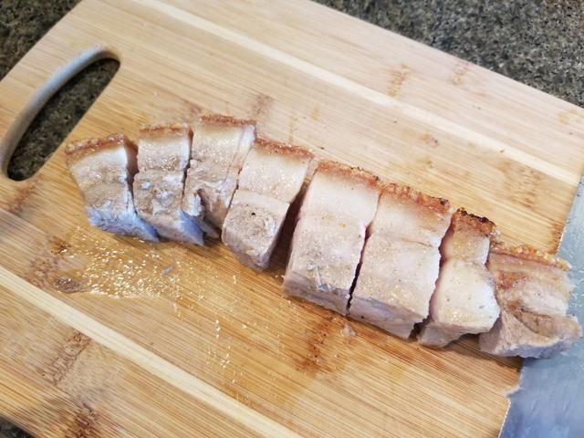 脆皮烧肉|五花肉这吃法太香了,酥脆不油腻,我家经常做,一次5斤不够吃