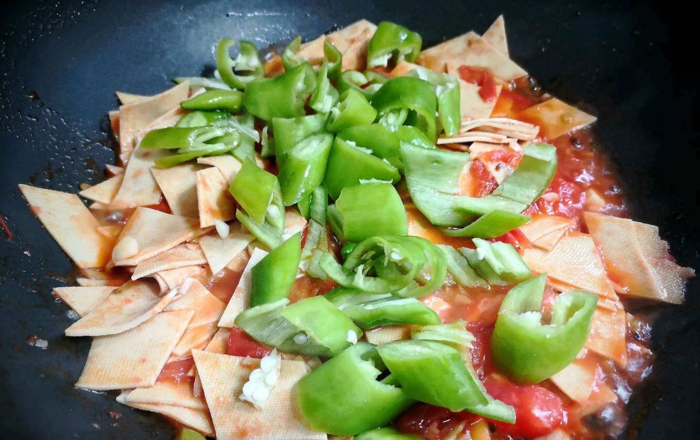  西红柿炒豆|8月不吃肉，也要给孩子吃它，3元一斤，蛋白质含量极高，比肉还香