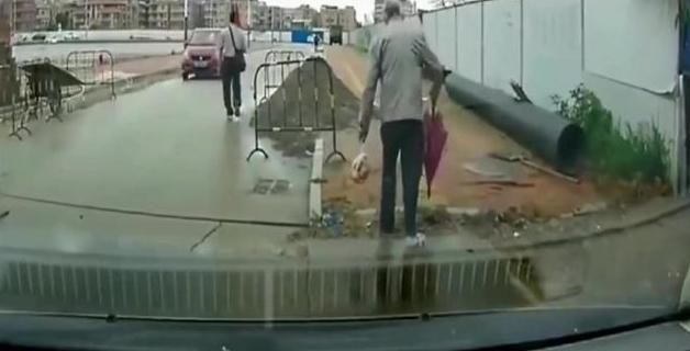  马路上|老人车前自己摔倒，后车立马倒车离开，老人家属：你为什么不扶？