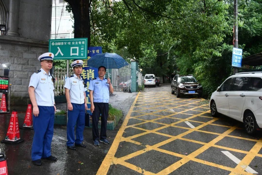 消防车通道|一辆白色私家车占用消防通道，被处罚款200元！