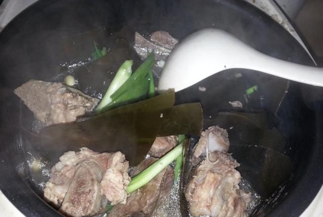  排骨汤|排骨汤怎么做才好喝？学会以下3点，轻松熬出神仙汤