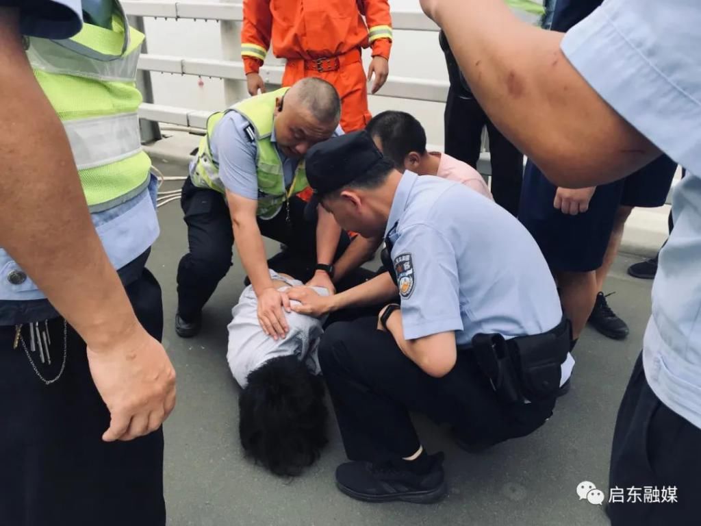  消防人员|17岁青葱少年崇启大桥欲跳桥（视频）