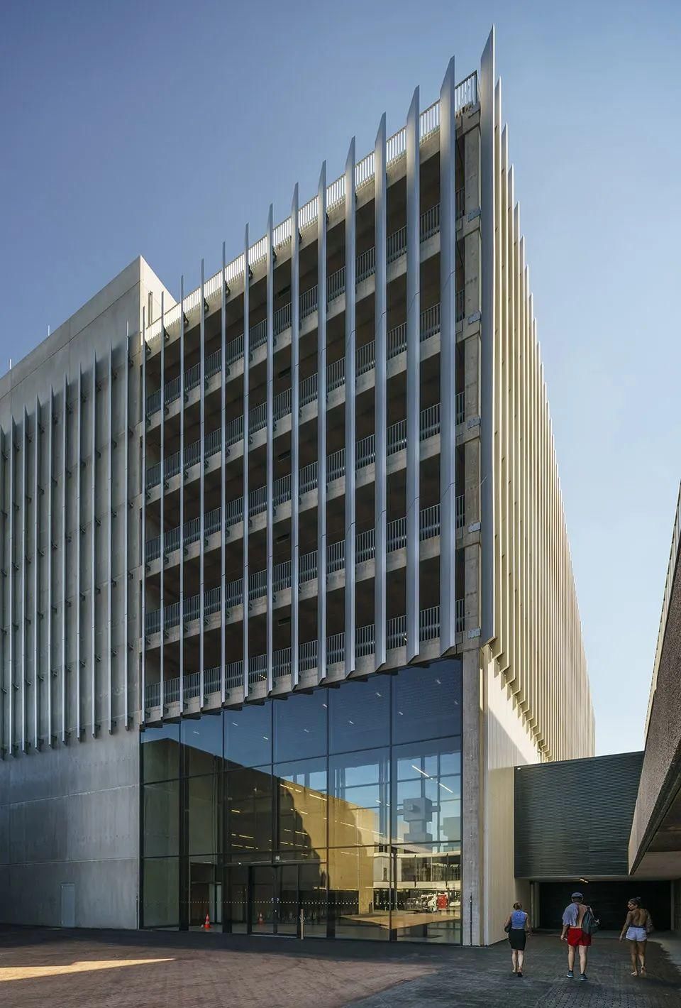  空间|5 个停车楼设计：“树”向生长的停车空间