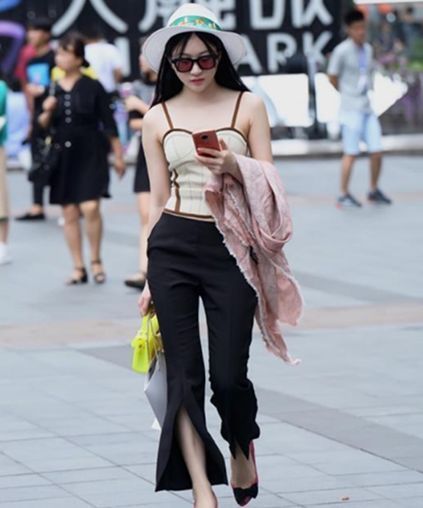 粉色|街拍：小姐姐身着粉色针织衫，安然恬静，侧颜女神