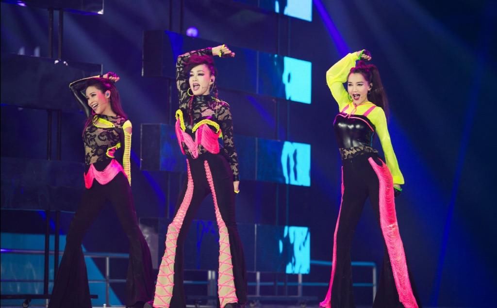  热议|《乘风破浪的姐姐》阿朵被淘汰引发热议。