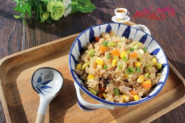 香菇|教你一道家常焖饭的美味做法,有肉有菜又有饭,好吃到一粒米不剩