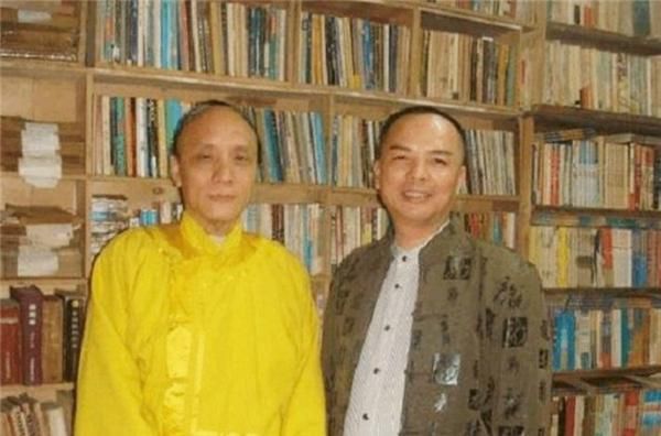 自称|他自称是多尔衮十世孙，在火车站穿黄马褂大闹，希望住进故宫