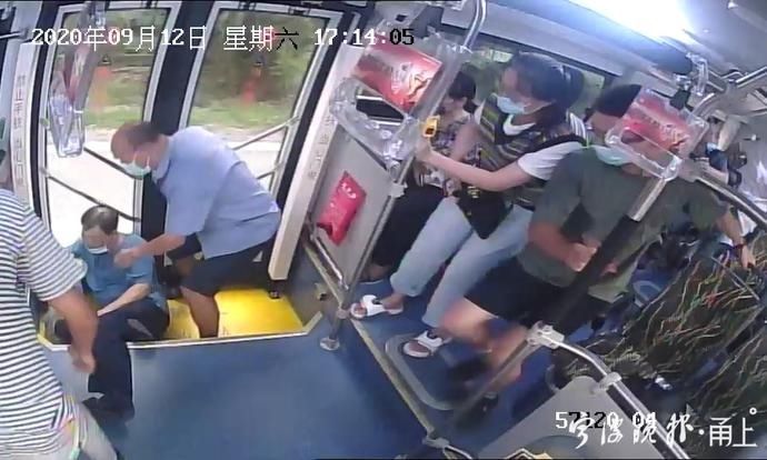 宁波|后方车厢“砰”的一声想，60多岁大爷瘫倒，宁波公交车秒变“救护车”！