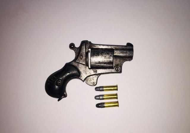  弹药|各国警方展示查获的非法自制枪械 疫情当前贼心不死 用铁管造黑枪