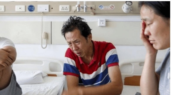 掰开|18岁花季少女被邻居掰开嘴灌一壶开水，邻居解释：你问她妈妈都做了什么