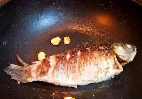  热水|炖鱼汤时，用冷水还是热水？大厨：什么水不重要，关键在怎么炖！