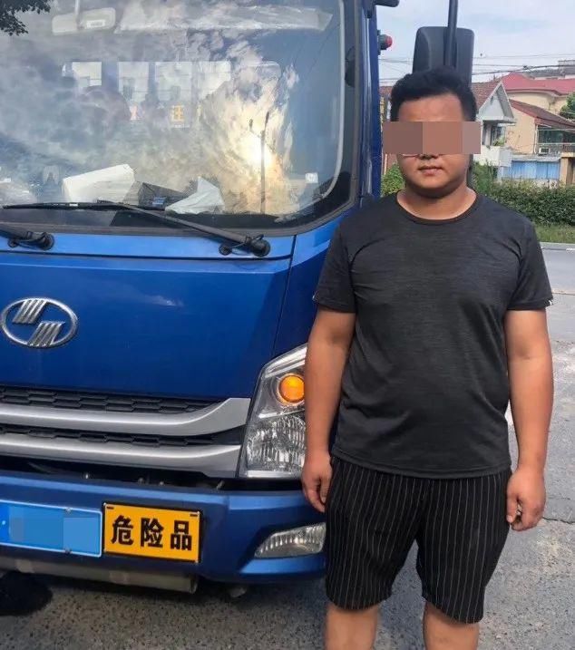  高杆|撞上限高杆，车上冒起白烟！接下来驾驶员的操作太不该……