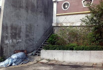  台湾|台湾古龙墓地：寒酸简陋，墓碑上4个字令人叹息