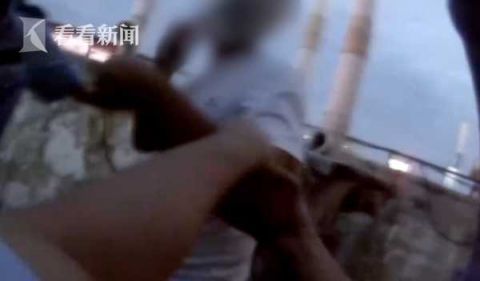 欲跳楼|网恋女友提分手 他欲跳楼轻生解救后被行政处罚