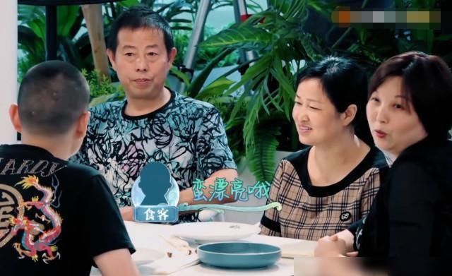  偷偷|顾客不知道有镜头，偷偷评价赵丽颖，虽然话语有好有坏，但很真实