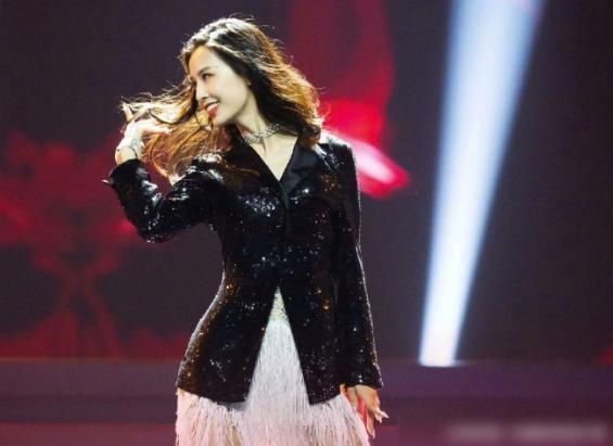  残酷|《浪姐》赛制残酷升级，黄圣依张萌被淘汰后隔空互夸，关系真好