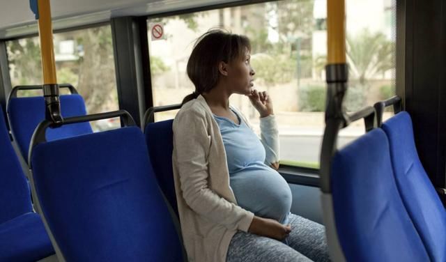 不已|老人嘲讽孕妇“不该坐公交”，小学生的几句话，让他羞愧不已