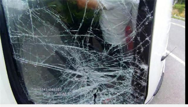  车内人员|越野车“怼”上高压电杆，交警破窗救人