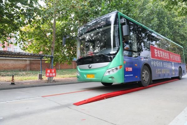 操作|怎样才算优秀公交驾驶员?郑州公交车长赛场亮绝技