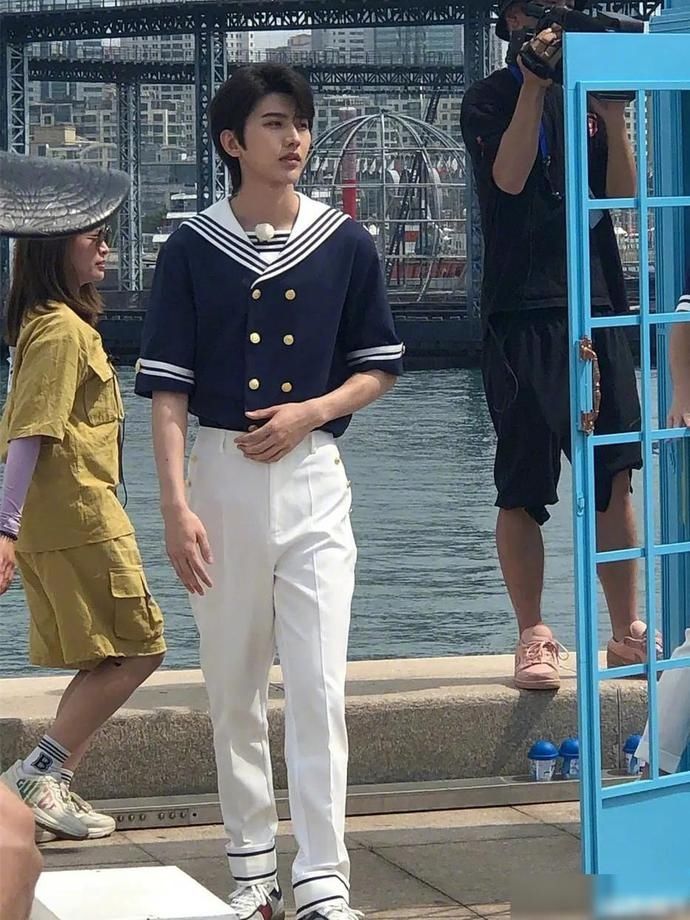 家族|跑男家族穿水手服站一排,吴宣仪短裙很青春,我却留意蔡徐坤的手