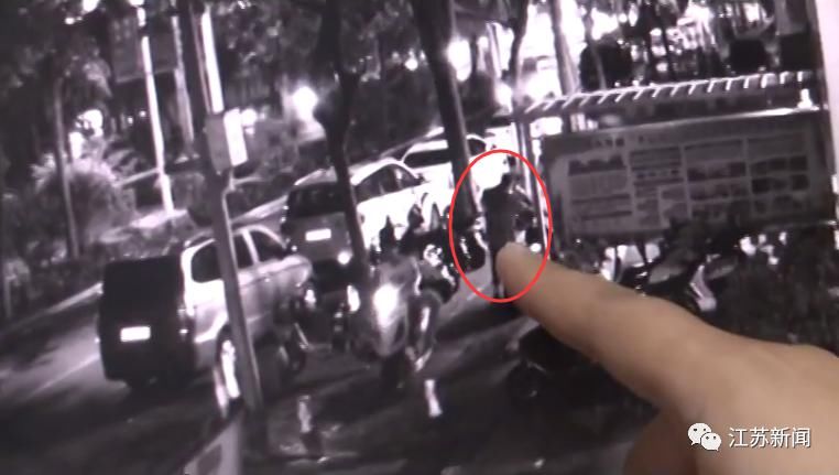  民警|一男子街头推车，民警上前帮忙，结果让人大跌眼镜！