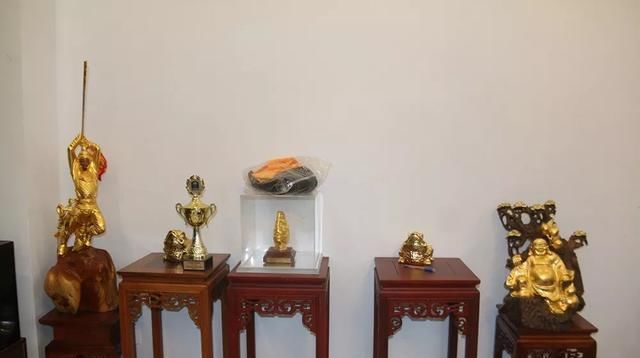  沙金|布沙发皮沙发都弱爆了！越南土豪花11亿订制金沙发