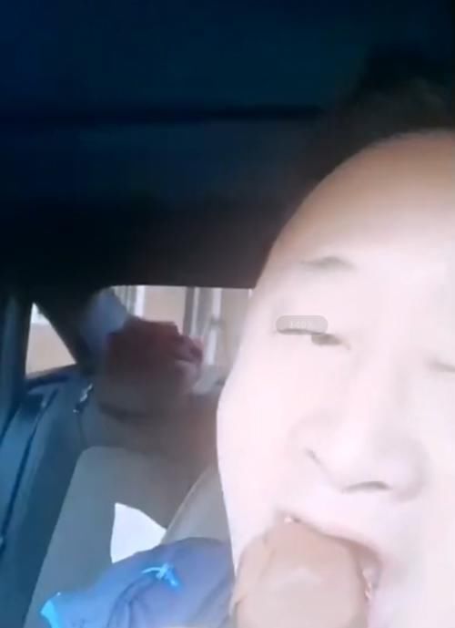车内|81岁老大爷车内吃雪糕,儿子一个举动弄哭父亲,网友竖起大拇指