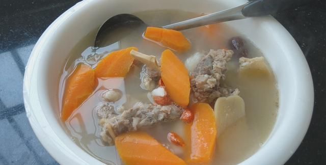 营养|羊汤怎样煲好喝?告诉你1个小技巧,汤香浓郁没骚味,营养又好喝