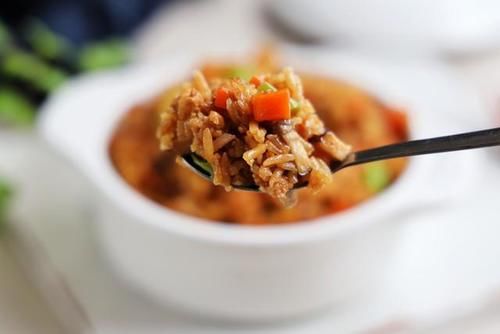 学会|伏天别炒菜了,学会这个懒人焖饭,有菜有肉有饭,太适合懒人了!