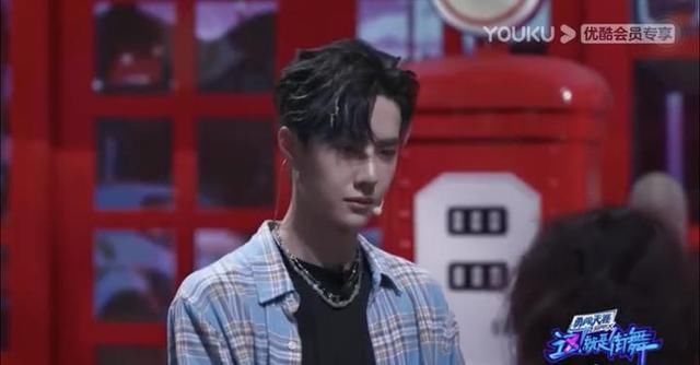  战术后仰|王一博 你要补一下妆上热搜了?到底是怎么回事?