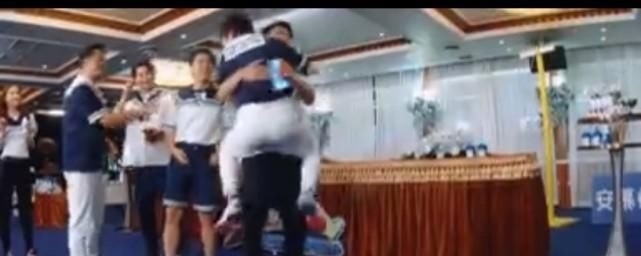郑恺录|跑男郑恺录跑男瘦了10斤,蔡徐坤熊抱郑恺,郑恺带了一朵什么花
