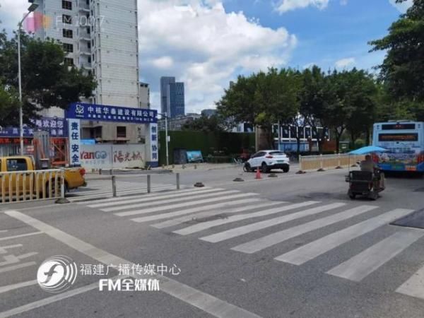  骑手|突发！福州一小车撞倒电动车后冲破护栏，骑手受伤