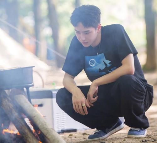  王一博|《以家人之名》三兄妹野外露营欢乐多，王一博他们是一群憨憨吗